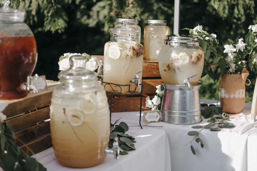 Die besten Limonadenrezepte für große Getränkespender: Erfrischung im XXL-Format!