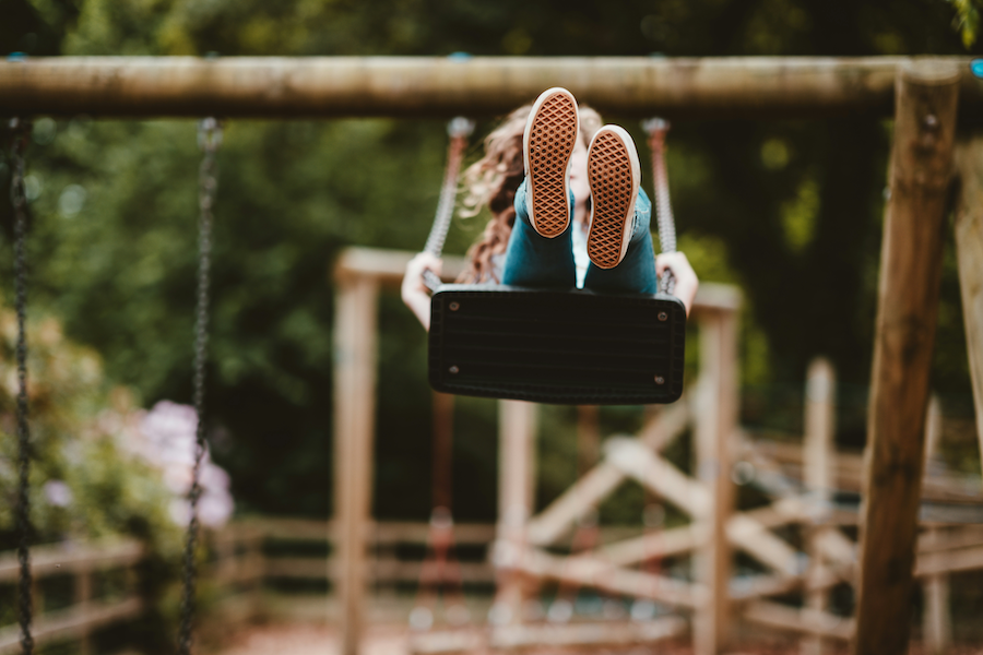 Spielplatz, Sandkasten, Klettertürme im Garten mit Veganisiert